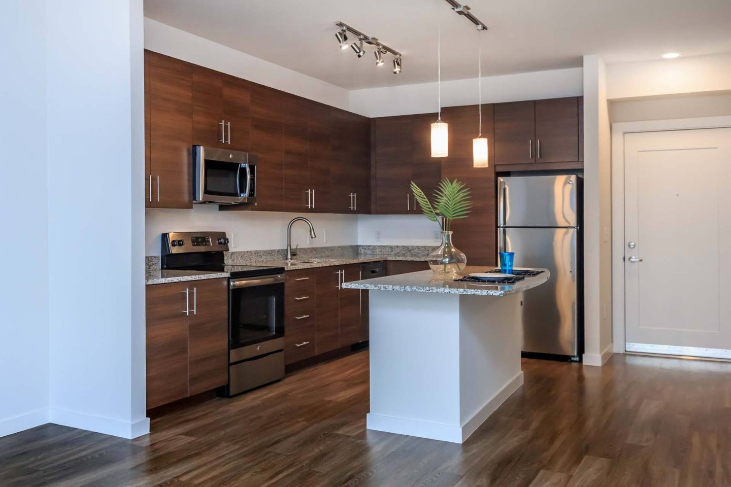 A kitchen with a white island at Windsor Central Arts in St. Petersburg, 33701