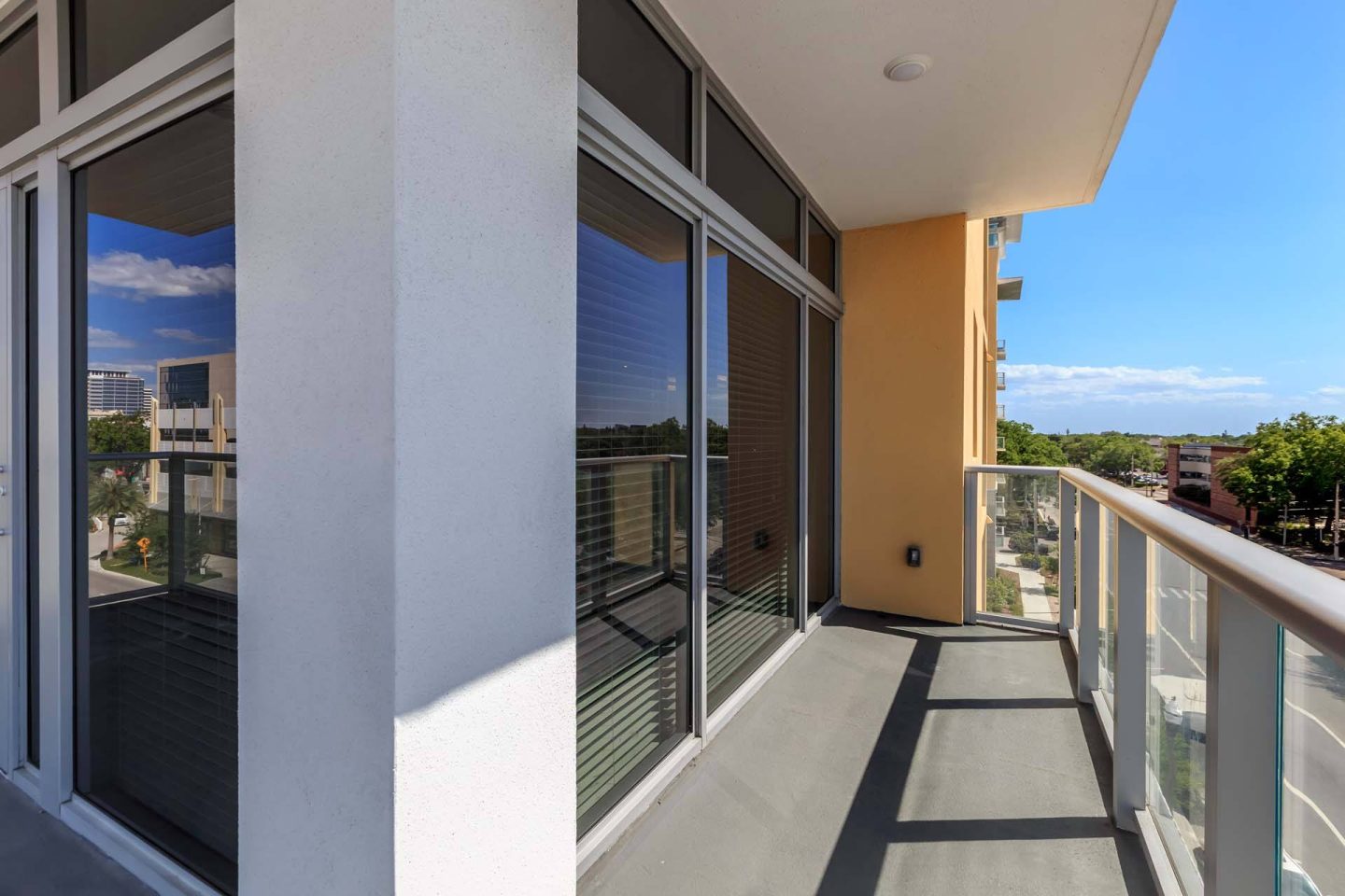 A balcony with a view at Windsor Central Arts in St. Petersburg, 33701